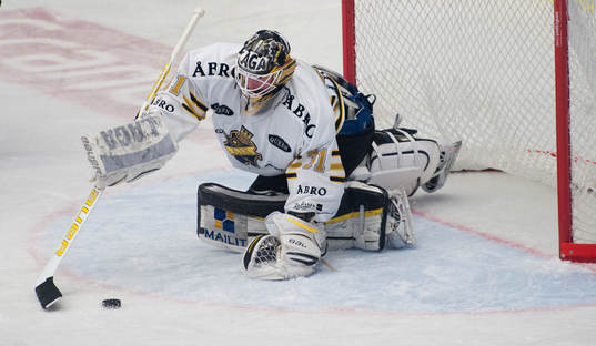 Daniel Larsson, målvakt, AIK, tar hand om pucken