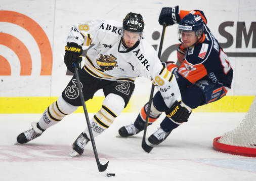 Andreas Frisk, AIK, håller undan för Petr Vampola, Växjö