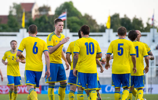 Pontus Jansson gratulerar Erton Fejzullahu