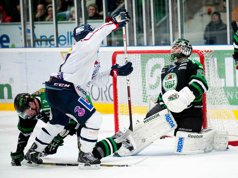 Sebastian Karlsson, Linköping, trycker in pucken bakom