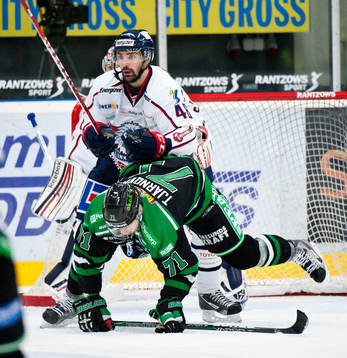 Daniel Rahimi, Linköping, trycker till Mathias