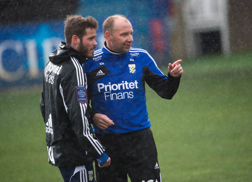 Håkan Mild, sportchef, pratar med Emil Salomonsson