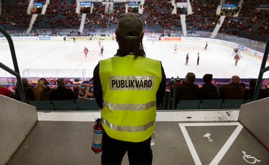 en publikvärd med brandsläckare på Hovet