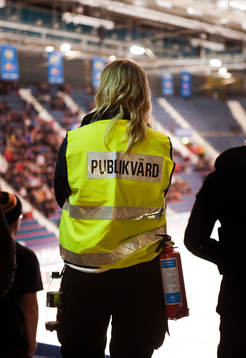 en kvinnlig publikvärd med brandsläckare