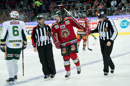 Magnus Kahnberg, Frölunda, tappar skenan och får hjälpas