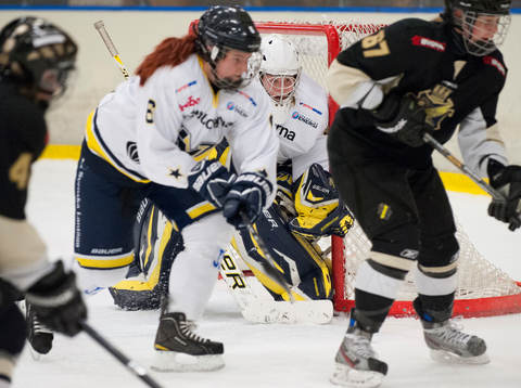 Sabina Eriksson, hade fullt upp hela matchen, HV71