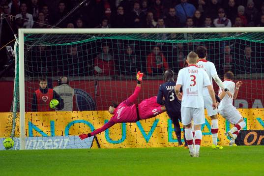 But refuse de Nolan ROUX  - 27.01.2013 - PSG / Lille - 22e