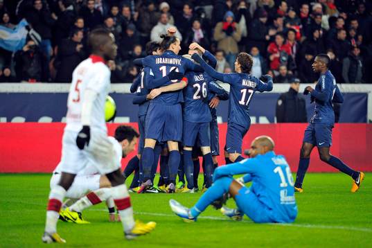 Jublande glada spelare i  PSG / Ezequiel LAVEZZI  -