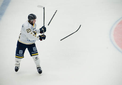 Mattias Karlsson, HV71, vispar undan en bruten klubba
