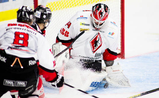 Timo Leinonen, målvakt, Karlskrona, gör en räddning