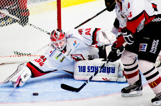 Timo Leinonen, målvakt, Karlskrona, slänger sig