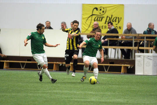 Tibor Joza i tuff kamp om bollen i Tipshallen