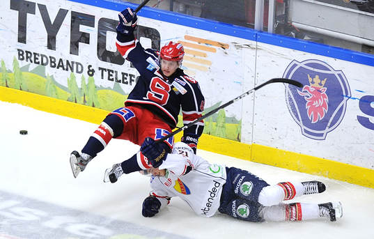 Södertäljes 42 Jesper Thörnberg kör över Djurgårdens