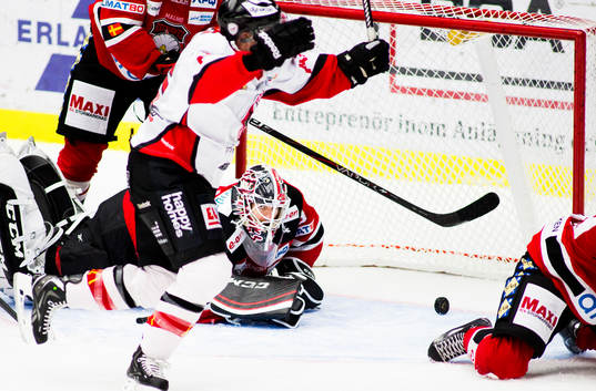 Jonathan Johnson, Karlskrona, gör avgörande 1-2. Axel