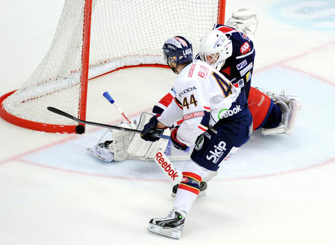 Södertäljes målvakt Anton Forsberg räddar en straff