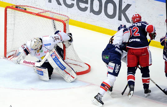 Michael Nylander i Södertälje krånglar in 3-2-målet