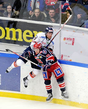 19 Jimmie Ölvestad, Djurgården, och nr 40 Gustav