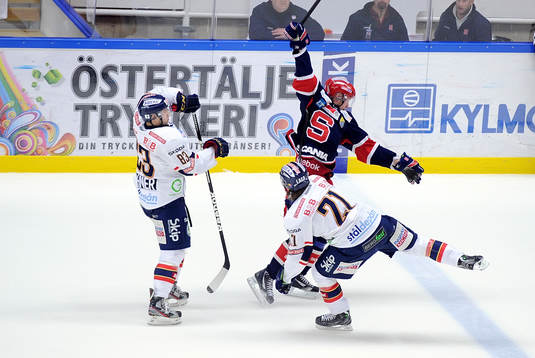 Jonas Engström i Södertälje stoppas av  Djurgårdens nr