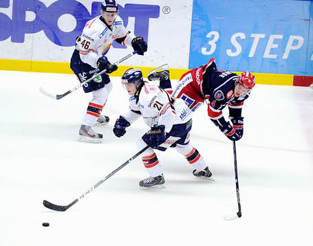 Nr 21 Marcus Bohman , Djurgården, ger Södertäljes Emil