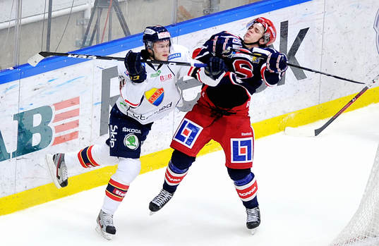 Nummer 46 i Djurgården Pontus Åberg och nummer 4 i
