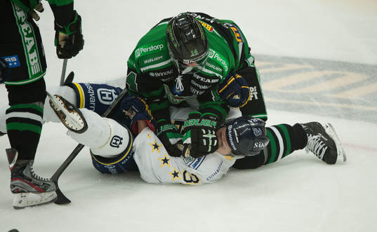 Elias Fälth, HV71, trycks ner av Jesper Jensen, Rögle