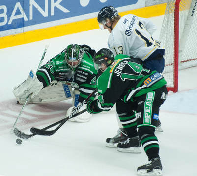 Martin Gerber, målvakt, Rögle, rensar undan