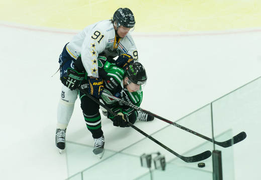 Andreas Jämtin, HV71, omfamnar motståndare