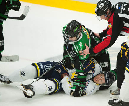 Jesper Jensen, Rögle, brottar ner en HV71-spelare