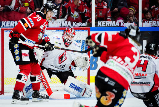 Timo Leinonen, målvakt, Karlskrona, är skymd av Ludvig