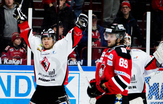 Mikael Kurki, Karlskrona, jublar vid slutsignal, Linus