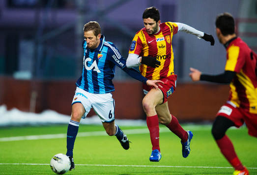 Peter Nymann, Djurgården, kontrollerar bollen