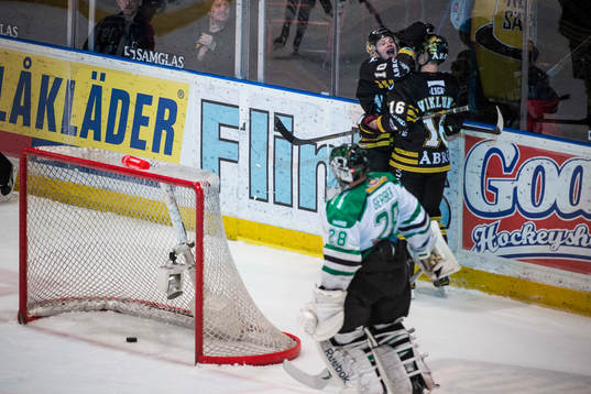 Esa Pirnes och Tobias Viklund, AIK jublar