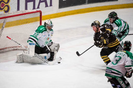 Christian Sandberg, AIK petar in pucken bakom Jonas