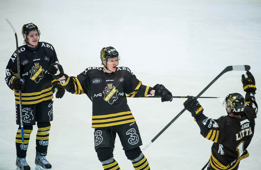 Oscar Ahlström, Esa Pirnes och Broc Little, AIK jublar