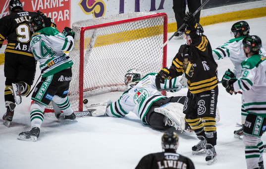 Jonas Fransson, målvakt Rögle liggandes på rygg med med