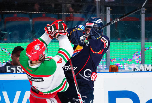 Tom Nilsson, Mora, blir tacklad av Erik Gustafsson,