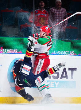 Janos Hari, Djurgården, blir tacklad hårt av Tom Nilsson,