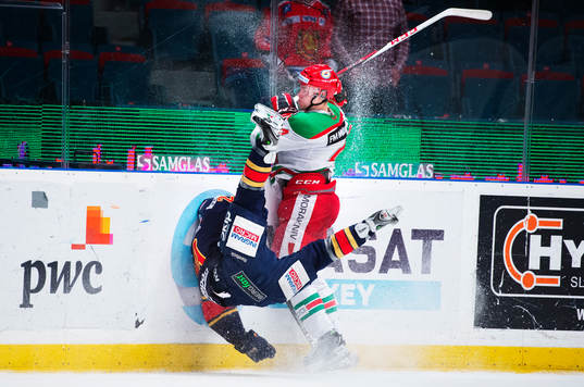 Janos Hari, Djurgården, blir tacklad hårt av Tom Nilsson,