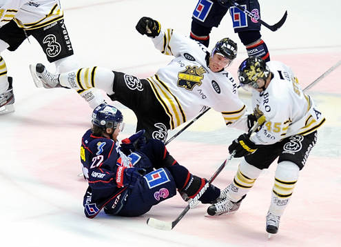 Börn Melin, AIK ramlar över Nummer 22 i LHC Robin Figren,