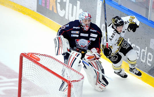 Christian Engstrand målvakt LHC och Oscar Ahlström i AIK