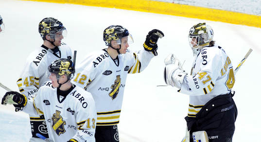 AIK målvakt Niklas Lundström grattas av Fredrik Hynning