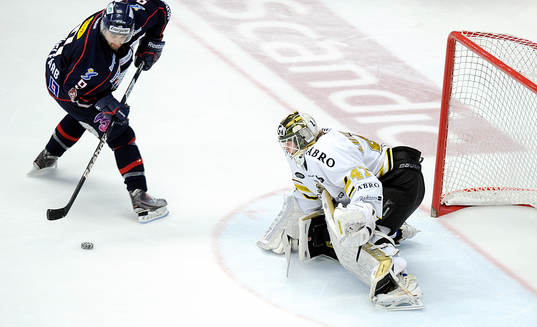 AIK målvakt Niklas Lundström räddar