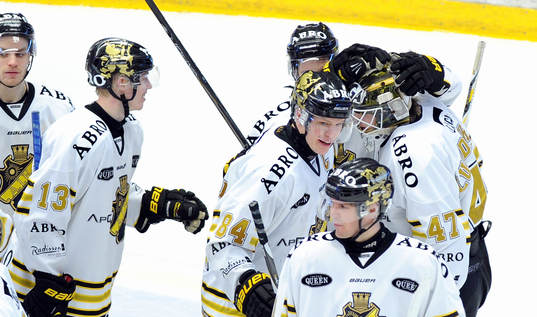 Niklas Lundström AIK målvakt grattas av 84 Patrik