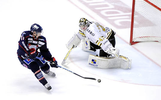 AIK målvakt Niklas Lundström räddar Simon Hjalmarssons