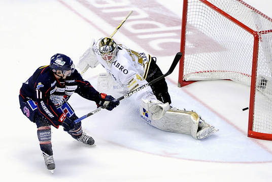 AIK målvakt Niklas Lundström räddar Simon Hjalmarssons