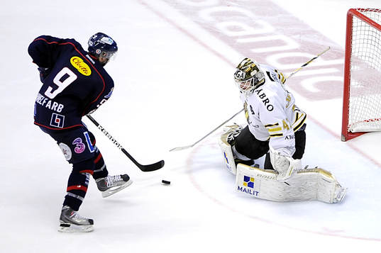 AIK målvakt Niklas Lundström räddar Eric Himelfarb straff