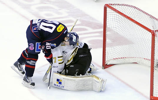 Niklas Lundströmmålvakt i AIK  stoppade Linköpings Pärl