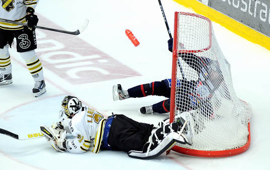 Robin Figren flyger i mål bakom AIK målvakt Daniel Larsson