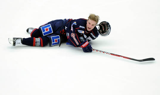 Linus  och ramlarHultströn Linköping HC tappar hjälmen