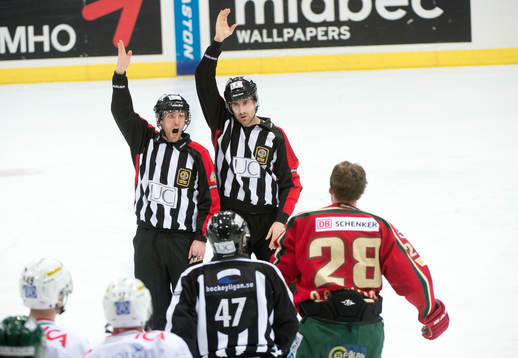 Dick Axelsson, Frölunda, åker på 2x5 minuter